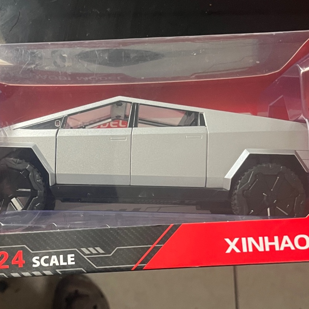 Silver Toy Truck - 1:24 Scale
